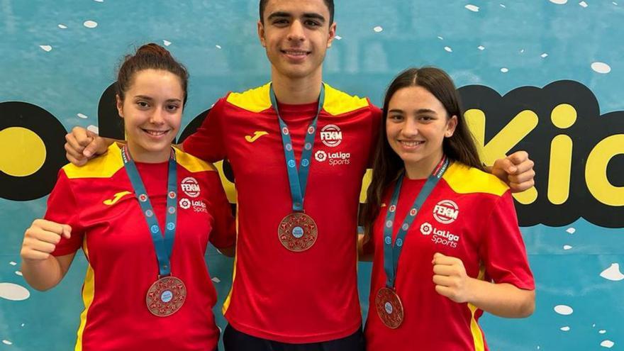 Domínguez, Marí y Demas, con las medallas del Europeo.