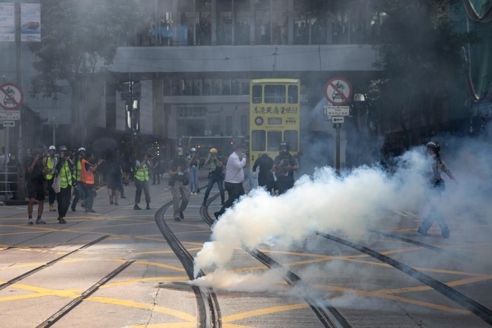 La violencia marcó este lunes una intensa jornada de huelga convocada por el movimiento de protesta hongkonés.