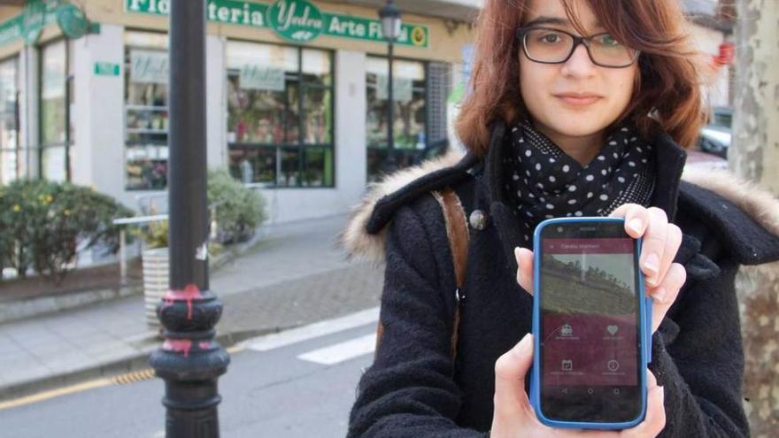 Silvia Estepa muestra la aplicación en la plaza de La Baragaña.