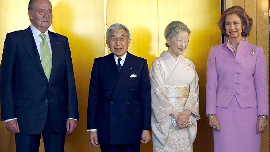 Los Reyes de España, Juan Carlos y Sofía, que viajan hoy a Kyoto, antigua capital del imperio en la última etapa de su visita de Estado de seis días a Japón, junto los emperadores nipones, Akihito y Michiko momentos antes de su partida.