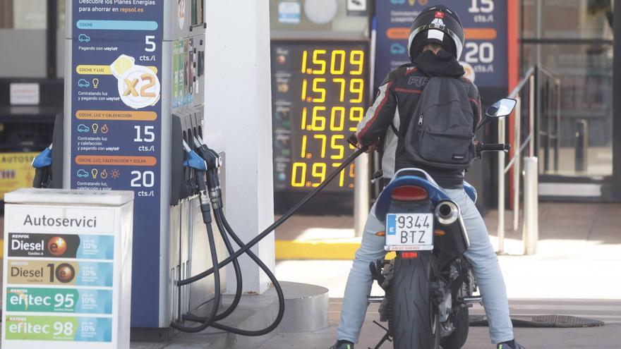 Llenar el depósito para Semana Santa costará ocho euros menos que en 2024 en la C. Valenciana