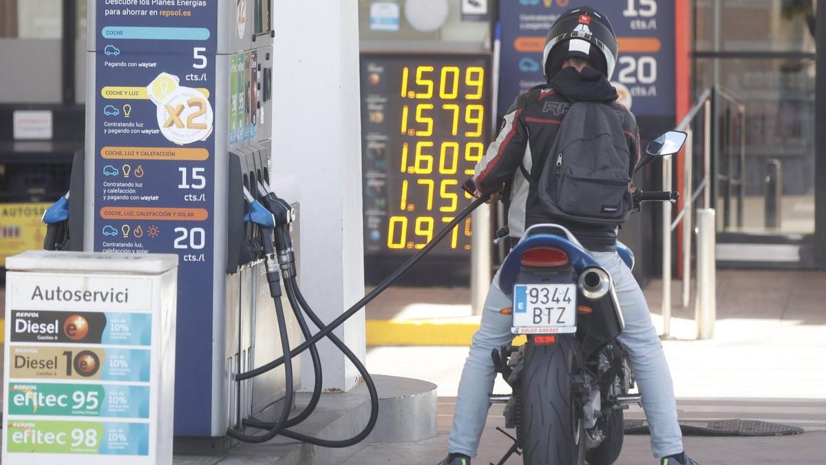 Una moto reposta en una gasolinera valenciana, ahir