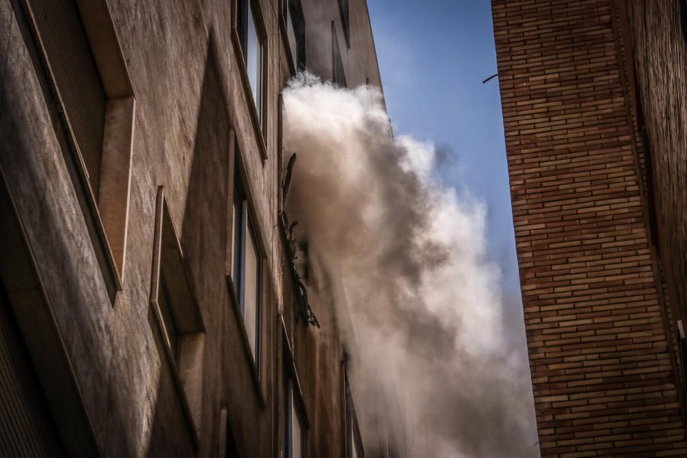 Un incendio arrasa una vivienda en Alcoy