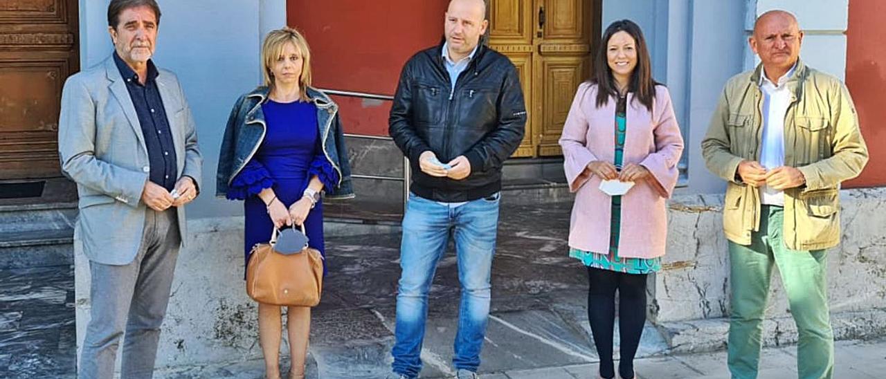 Juan José Pulgar, María Elena Zapico, Juan Carlos Iglesias, Raquel Villa y Roberto Fernández, en Cabañaquinta.