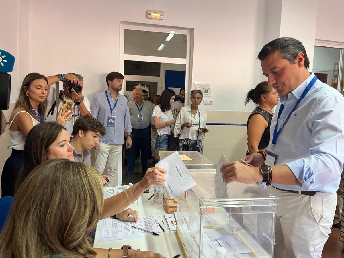 Bellido vota en La Salle.