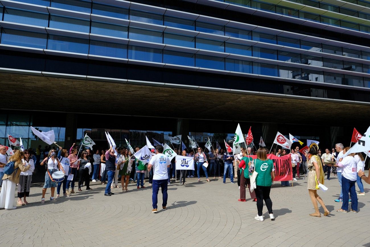 Concentración de los cuerpos judiciales ante la Ciudad de Justicia de Las Palmas de Gran Canaria