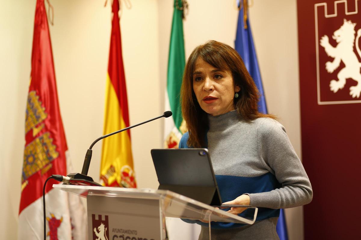 La portavoz del PSOE, Belén Fernández, durante su intervención este lunes.