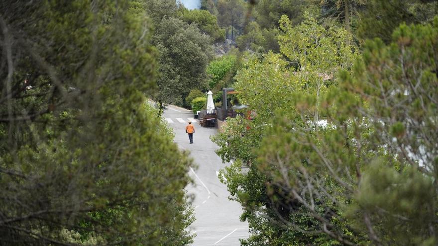 Evacuen un càmping i una casa de colònies per l'incendi de Sant Quirze Safaja