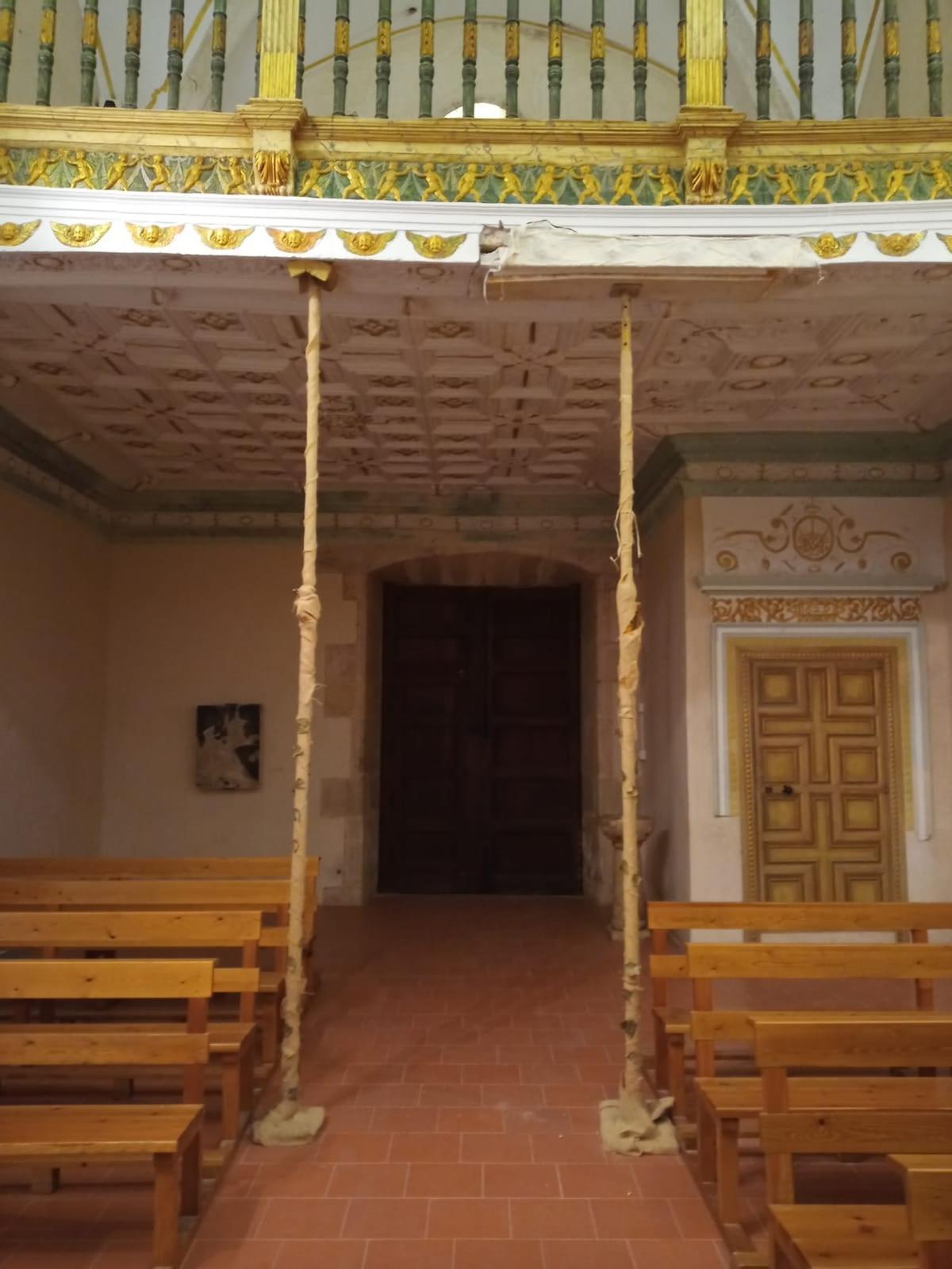 Tres lustros llevan los puntales aguantando la base de la zona del coro de la ermita de Sant Pau para evitar más desprendimientos.