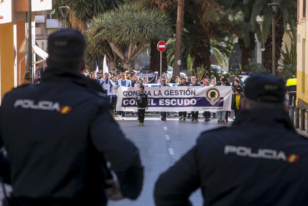 Alrededor de 400 aficionados del Hércules se manifiestan en contra de la gestión de Ortiz y Ramírez.