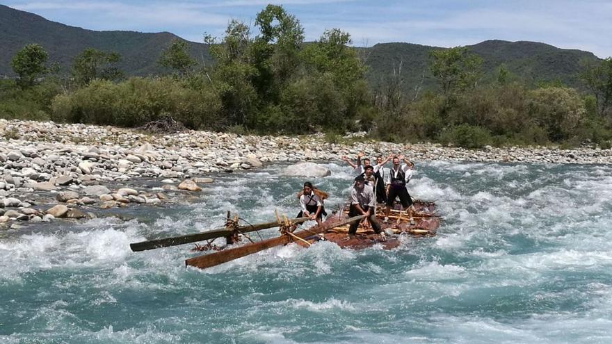 Arranca la construcción de las nabatas para el descenso por el río Gállego el Día de Aragón