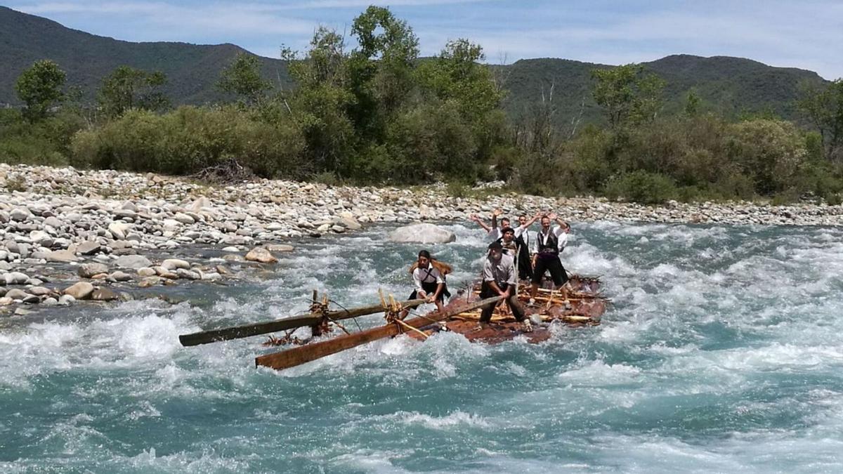 Nabateros del Sobrarbe navegando por el río Cinca, en una imagen de archivo. | EL PERIÓDICO