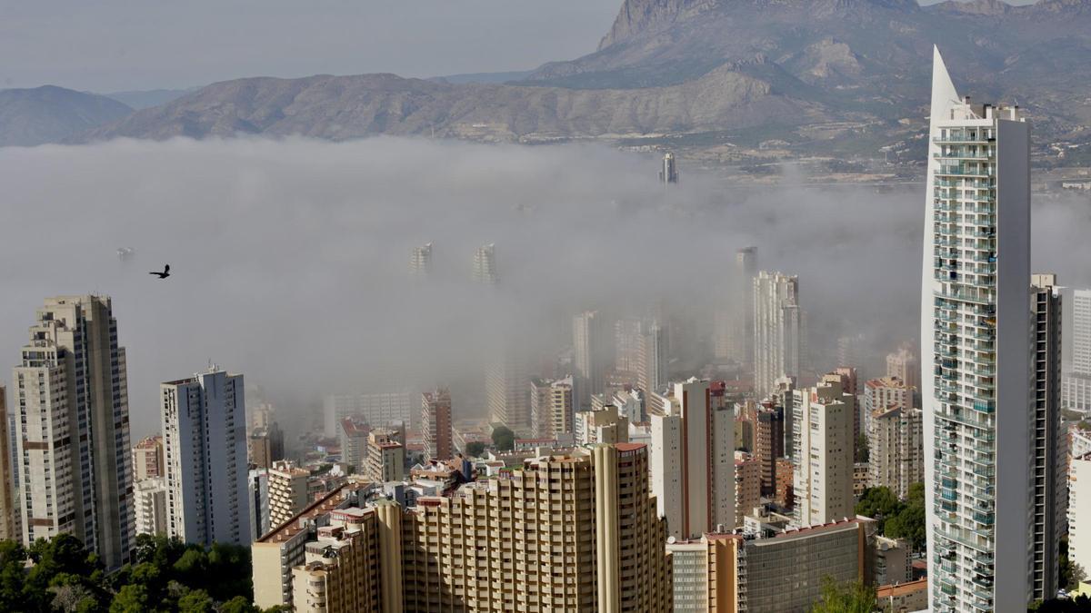 La niebla devora los rascacielos de Benidorm