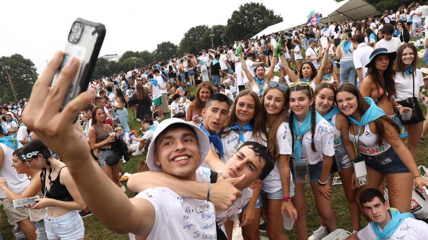 El Carmín, epicentro de la fiesta: la gran romería de Asturias encumbra de nuevo a la Pola como  referente veraniego de las celebraciones de prao