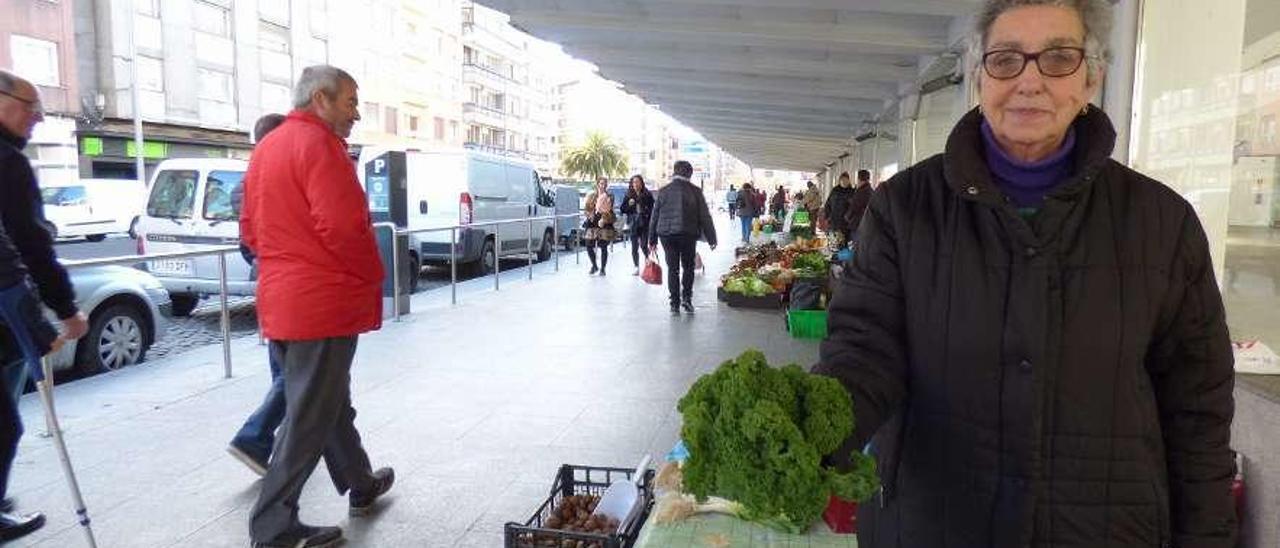 María Victoria Llano, con un ramo de kale.