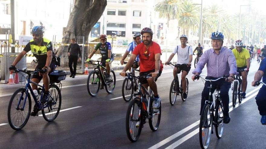 El portavoz del PSOE, Daniel Pérez, en bicicleta junto al alcalde, Francisco de la Torre, durante los actos del Día de la Bicicleta.