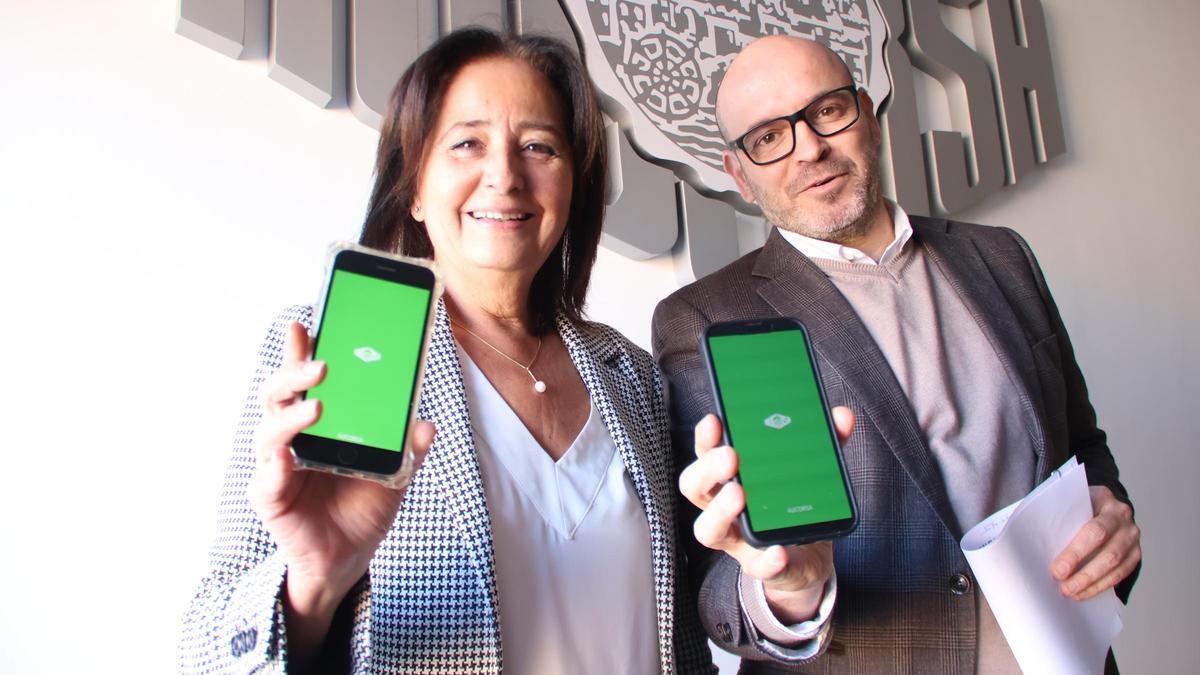 Ana Tamayo y Bernardo Jordano, gerente y presidente de Aucorsa, muetran la nueva app.