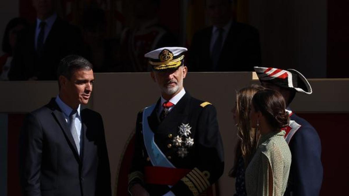 El presidente del Gobierno, Pedro Sánchez; el Rey Felipe VI y la Reina Letizia, durante el acto solemne de homenaje a la bandera nacional y desfile militar, el 12 de octubre de 2022, en Madrid.
