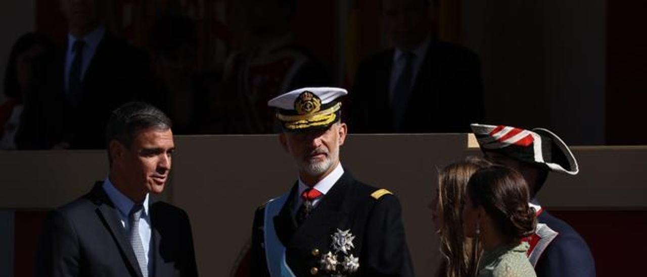 El presidente del Gobierno, Pedro Sánchez; el Rey Felipe VI y la Reina Letizia, durante el acto solemne de homenaje a la bandera nacional y desfile militar en el Día de la Hispanidad, a 12 de octubre de 2022, en Madrid.