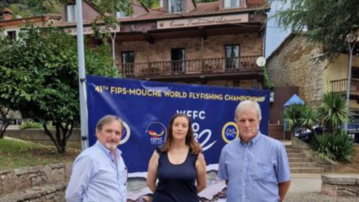 Pedro García, Nerea Díaz y Jesús García, en Proaza, tras la presentación de la cita. | R. S. A.