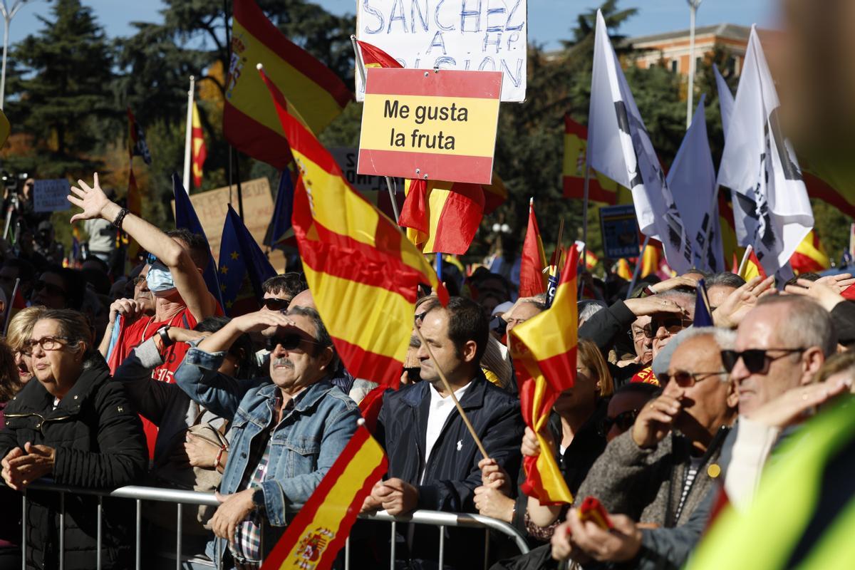 Manifestación multitudinaria contra la amnistía en la Plaza de Cibeles de Madrid