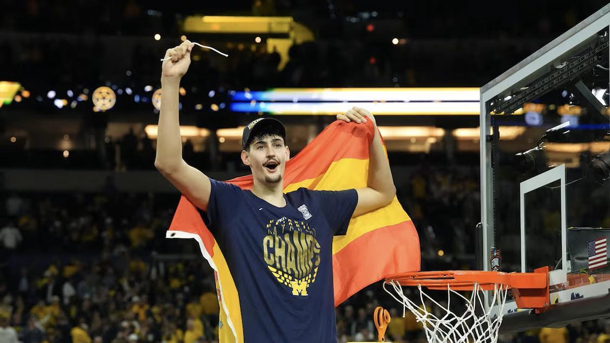 Aday Mara corta la red de la canasta tras proclamarse campeón de la NCAA con los Michigan Wolverines