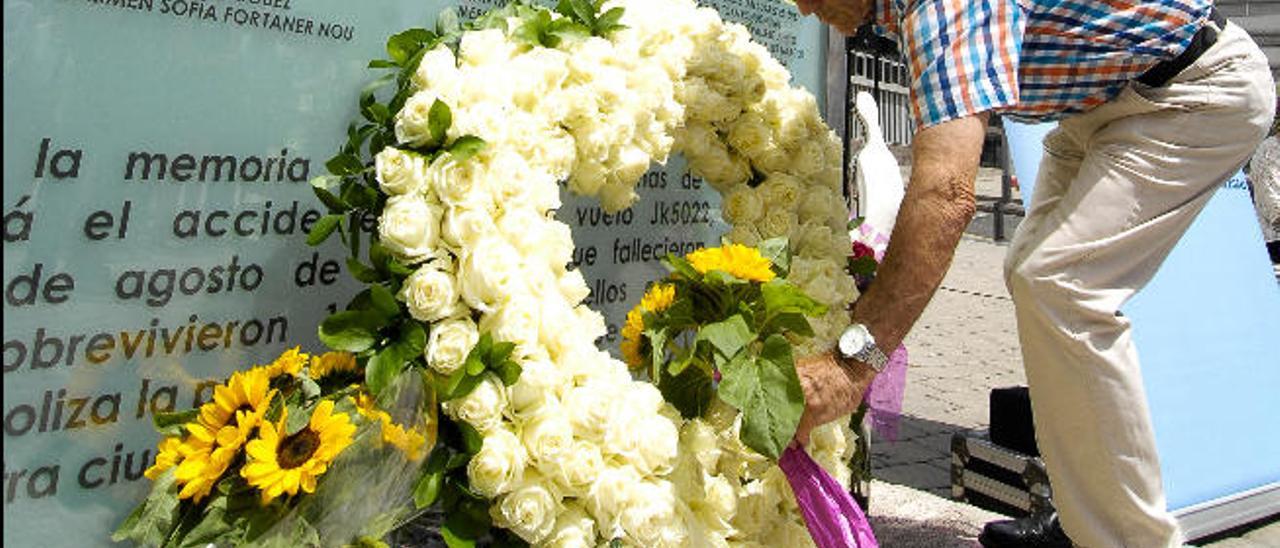 Ofrenda floral en la plaza de la Memoria, ayer.