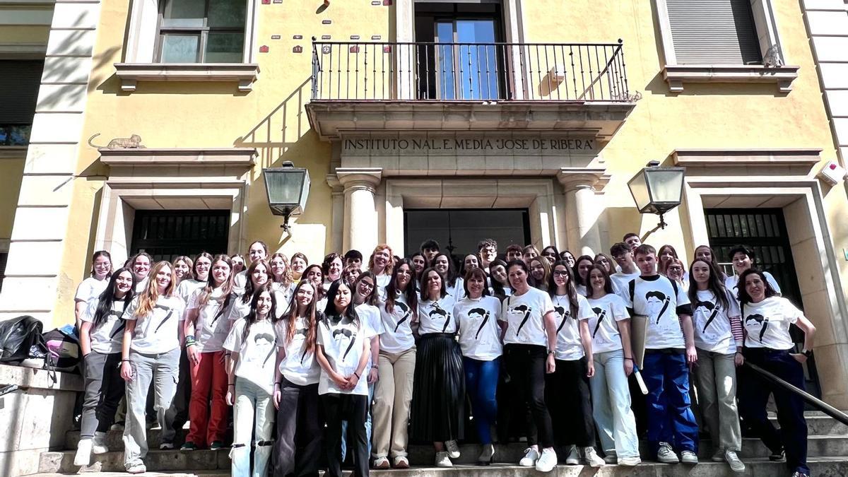 Los cincuenta estudiantes de bachillerato artístico posan con camisetas de la exposición.