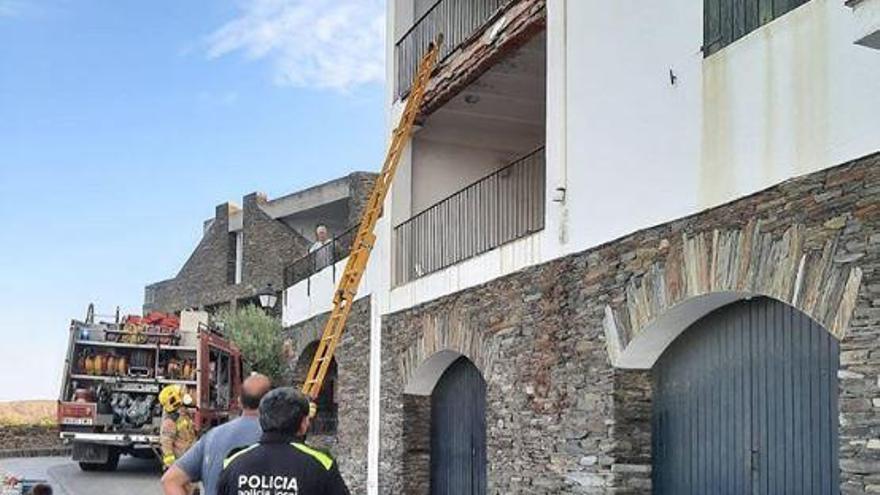 Un tros de balcó es desprèn a Cadaqués