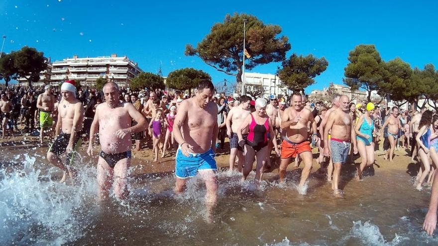 Unes 300 persones desafien la fred i fan el primer bany del 2017 a Sant Feliu de Guíxols