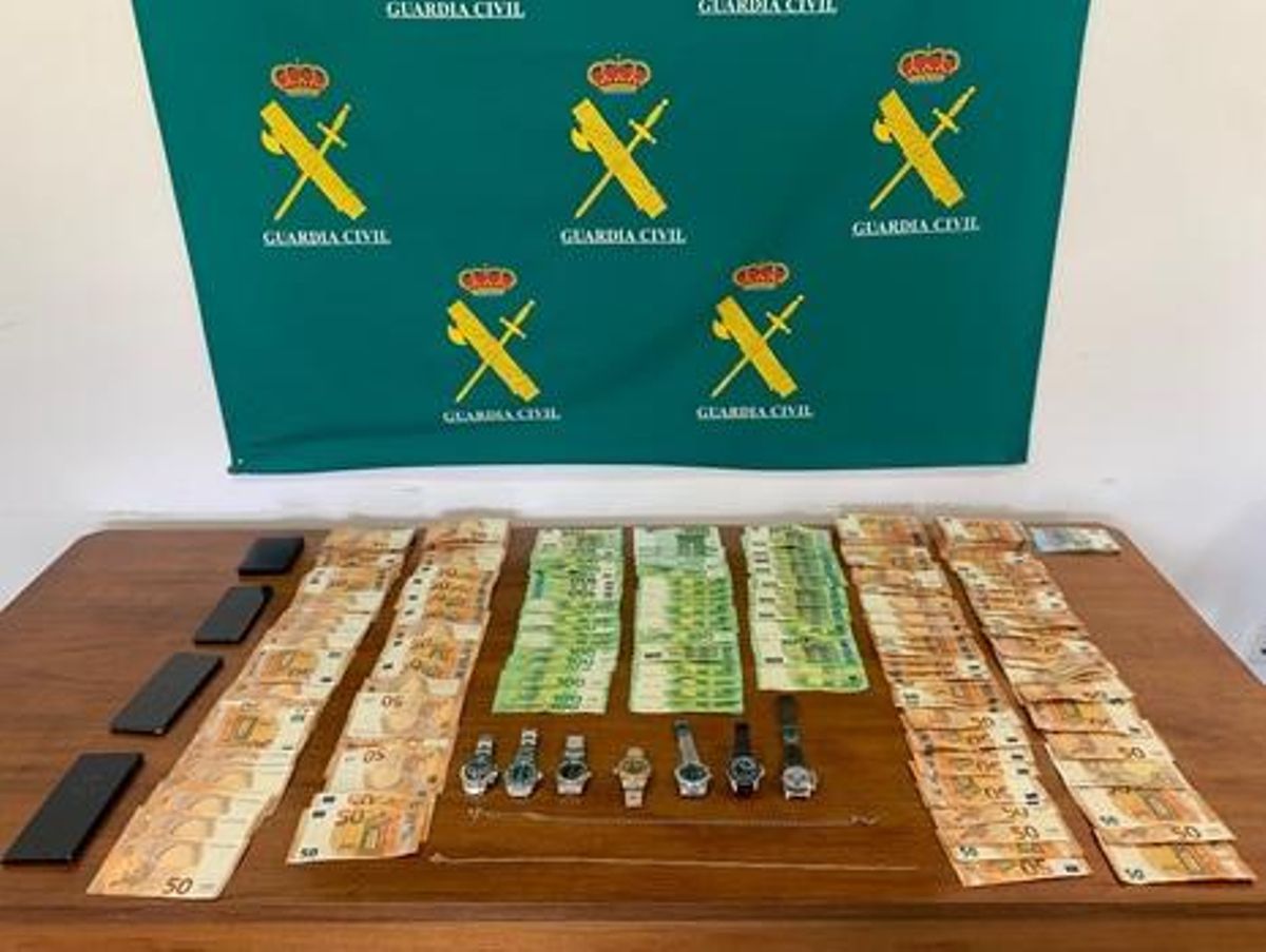 El dinero, los relojes y varios móviles recuperados por los agentes de la Guardia Civil