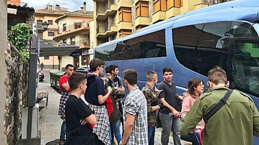 Joves de l&#039;alt Berguedà a punt de pujar al bus per anar cap als salts de Patum a Berga