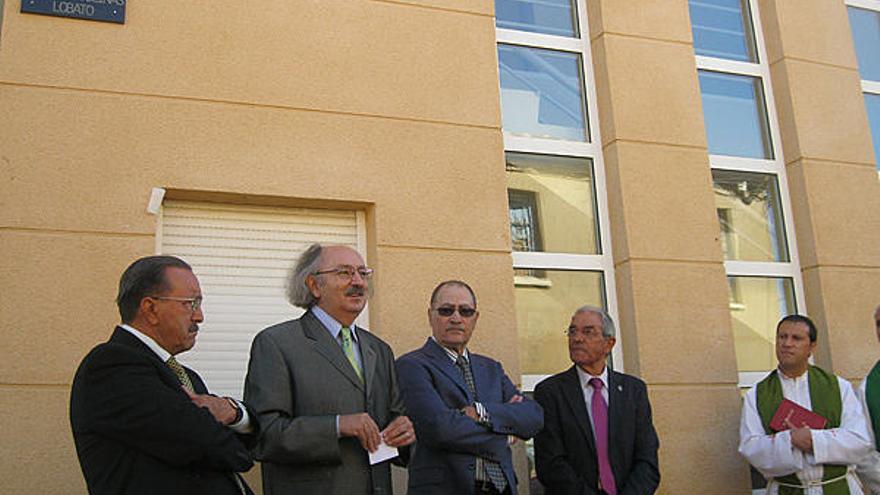 El escritor junto a unas mujeres en el patio de su antigua casa.