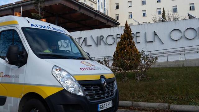 Una ambulancia, ante el Hospital Virgen de la Concha. |