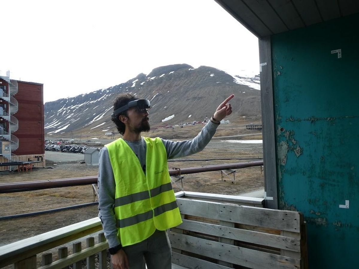 Navares inspecciona una de las construcciones con unas gafas inteligentes.