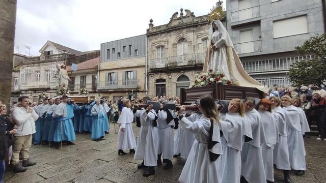 Procesiones de Semana Santa por el centro urbano de Cangas, el pasado mes de abril. |  Santos Álvarez