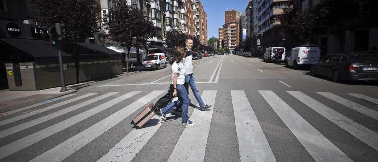 Dos peatones, cruzando ayer en el inicio del tramo de la avenida de Galicia cuya peatonalización está ahora en estudio.