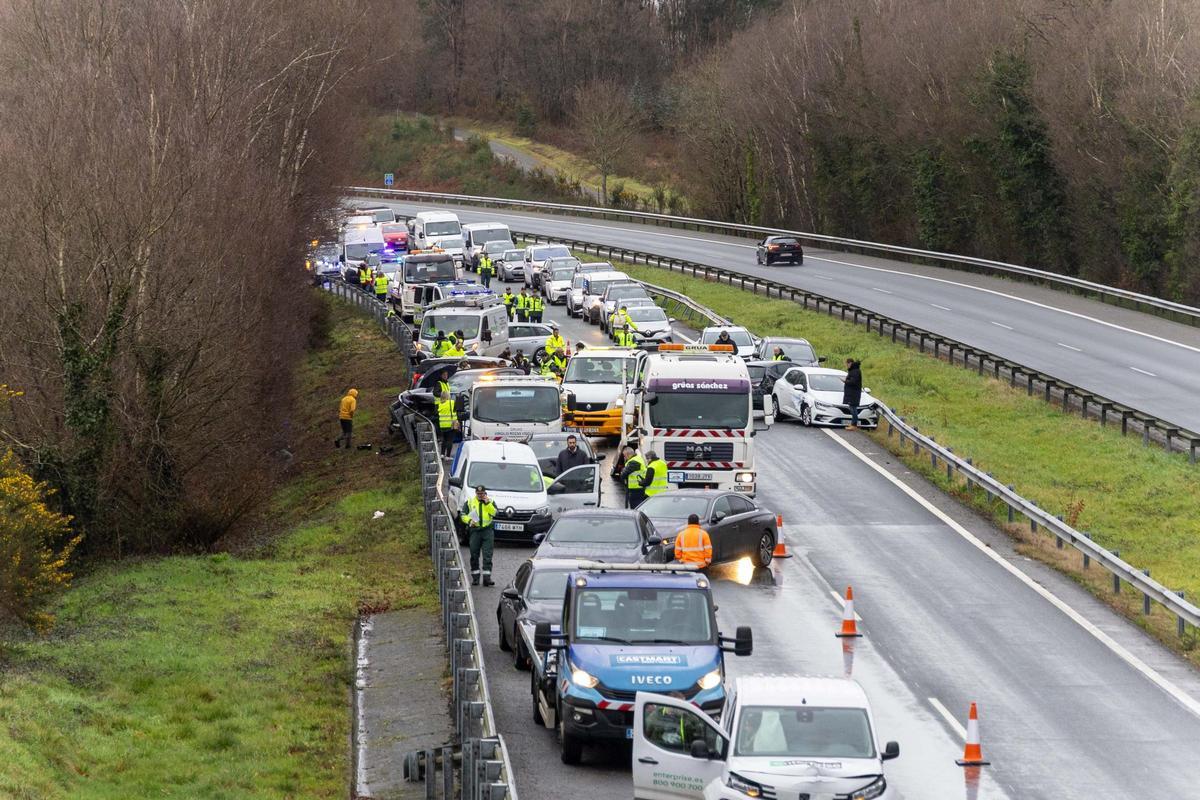 Un accidente múltiple obliga a cortar la AP-9 en sentido Santiago