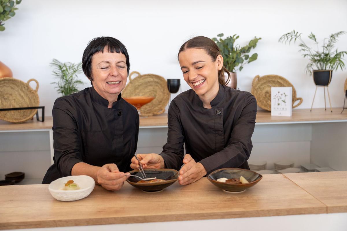 Fina Puigdevall i Martina Puigvert, de Les Cols, muestran los platos que ofrecen en el hospitality de Americas Cup Event (ACE).