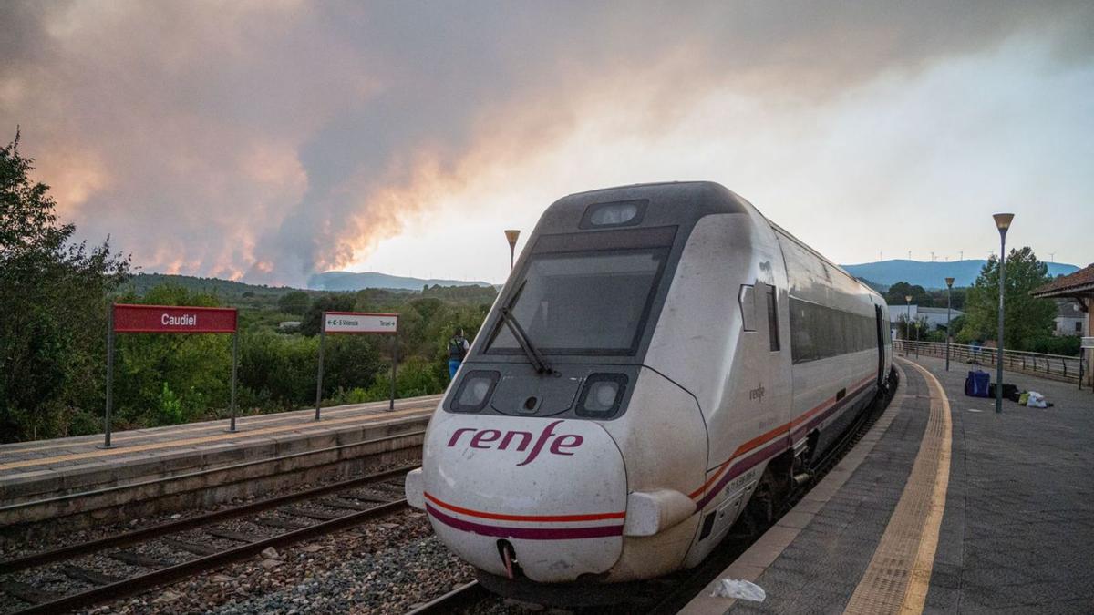 El tren que se encontró cercado por las llamas a su llega a Caudiel el pasado martes.  | ANDREU ESTEBAN