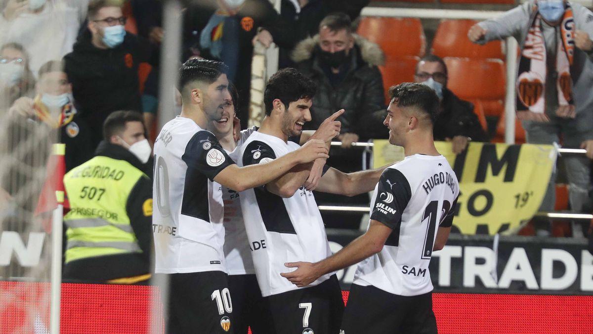 Los jugadores del Valencia celebran un gol