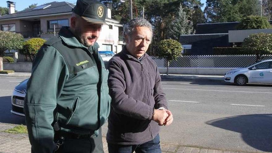 José Alén, custodiado, en una de sus comparecencias.