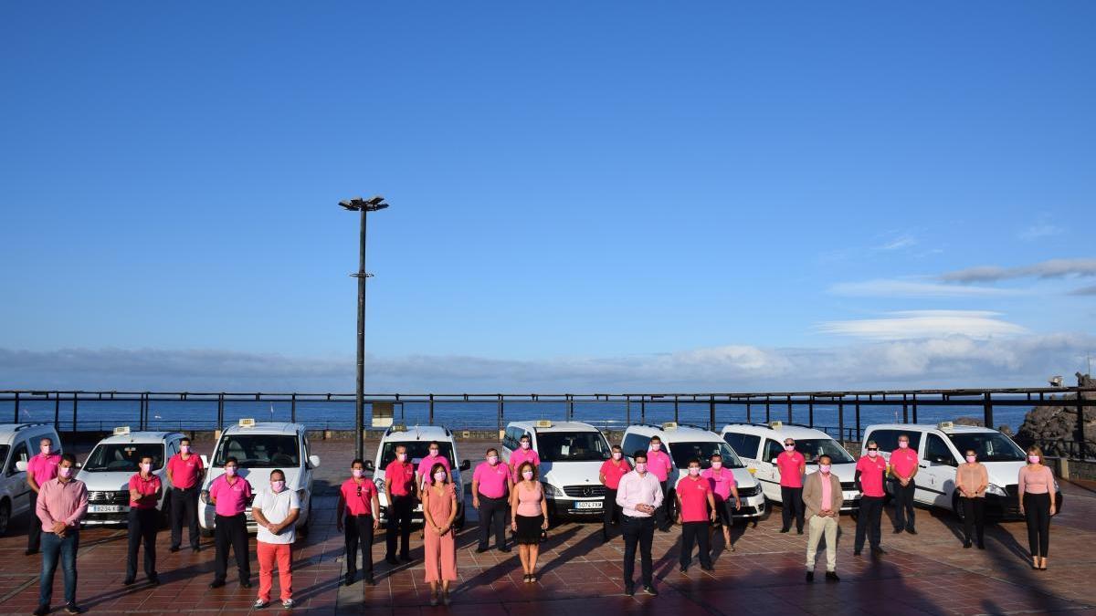 La Asociación Taxis de Santiago del Teide se viste de rosa para visibilizar la lucha contra el cáncer de mama