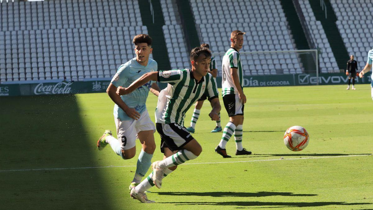 Ale Marin conduce el balón en el Córdoba CF B-Ciudad de Lucena de la primera vuelta en El Arcángel.