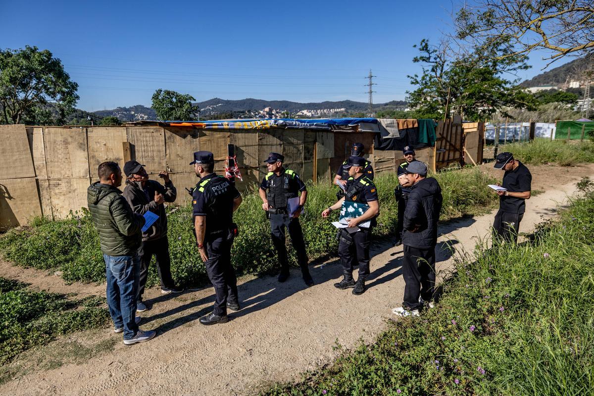 Agentes de la Policia Local de Montcada hablan con los chabolistas.