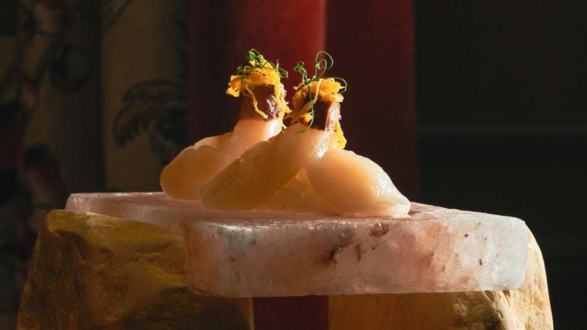 Nigiri de vieira y foie en ISA restaurant.