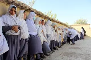 Los talibanes envenenan a 79 mujeres en una escuela de Afganistán
