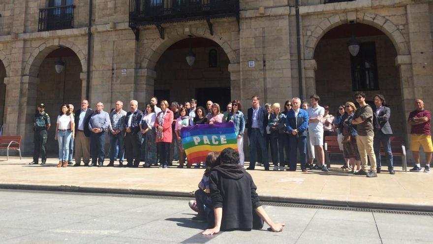 Participantes en el minuto de silencio, ante la Casa Consistorial.