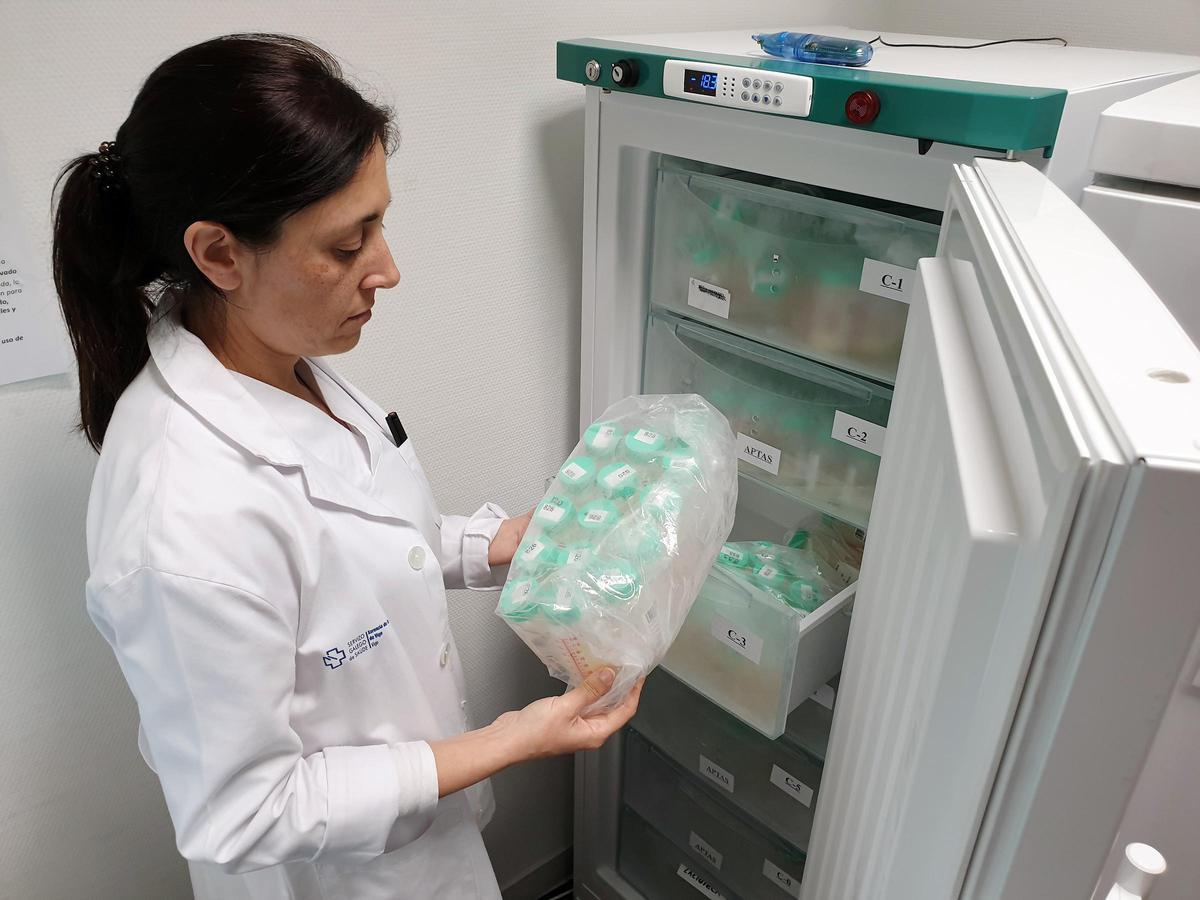 Una trabajadora del banco de leche del Cunqueiro, con biberones