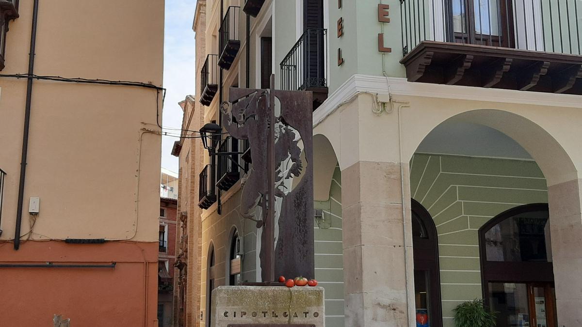 Algunos vecinos realizaron una ofrenda improvisada a los pies del monumento.